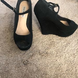Steve Madden black wedges